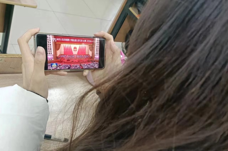 hahabet星辰大海员工第七党支部开展“聚焦两会热点，学习两会精神”主题学习活动