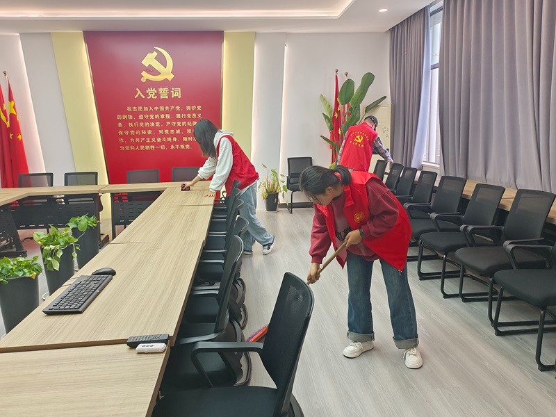 hahabet星辰大海员工第一党支部开展“党旗引领文明风，志愿服务净校园” 志愿服务活动