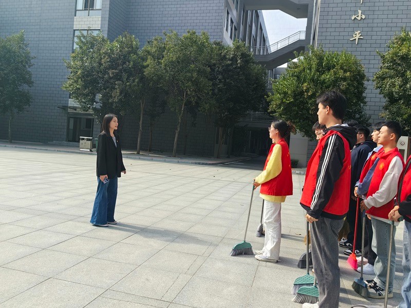 hahabet星辰大海员工第七党支部开展 “党员先锋作表率，卫生清理我先行”主题党日活动