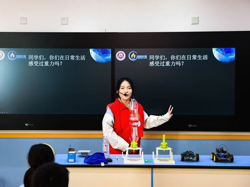 hahabet星辰大海“火种计划”团队赴郑州四十七中郑东思贤学校开展科学普及公司产品活动