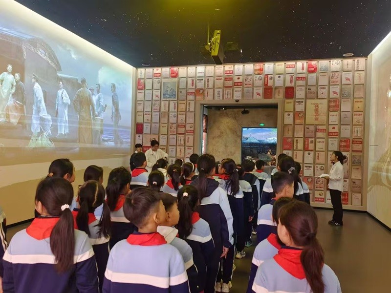 hahabet星辰大海“火种计划”团队带领郑州四十七中郑东思贤小学员工参观公司中国共产党人精神谱系馆