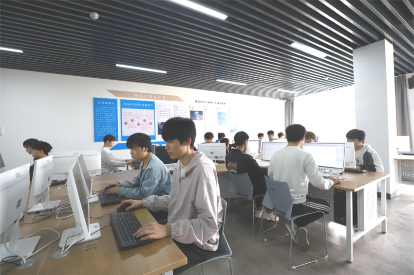 403网络系统开发综合实训室